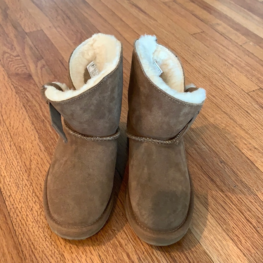 Girls winter boots by Pawz by BearPaw size 13.